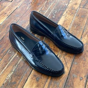 Navy Bass Weejuns loafers size 7.5